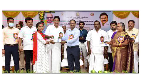 பர்கூரில் நடந்த நிகழ்ச்சியில் கல்லூரி மாணவிகளுக்கு மாதாந்திர உதவித்தொகைக்கான ஆணைகளை கலெக்டர் ஜெயசந்திரபானுரெட்டி வழங்கிய போது எடுத்த படம். அருகில் எம்.எல்.ஏ.க்கள் பர்கூர் மதியழகன், தளி ராமச்சந்திரன், முன்னாள் எம்.எல்.ஏ. செங்குட்டுவன் மற்றும் பலர் உள்ளனர்.