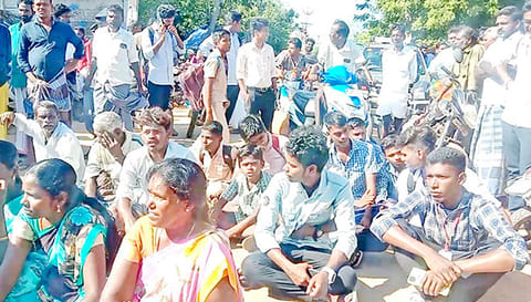 கிராமமக்கள் சாலை மறியலில் ஈடுபட்டனர்.