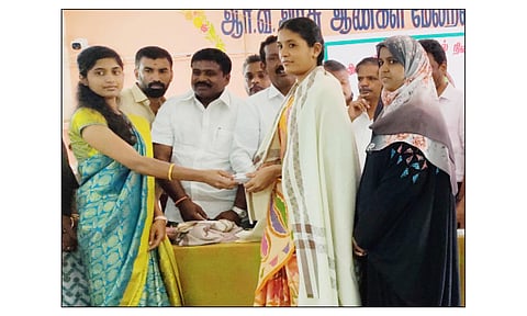 ஓசூரில் ஆசிரியர் தின விழாவையொட்டி 45 வார்டுகளில் உள்ள அரசு பள்ளிகளின் ஆசிரிய- ஆசிரியையர் கவுரவிப்பு