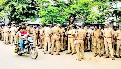 ஊர்வலத்தை முன்னிட்டு பாதுகாப்புக்காக குவிக்கப்பட்டுள்ள போலீசார்.