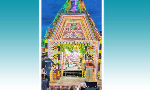 காசி விஸ்வநாதர் சமேத உலகம்மன் பக்தர்களுக்கு காட்சியளித்தபோது எடுத்தபடம்.
