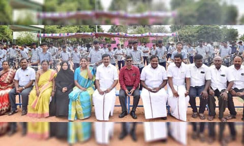 நிகழ்ச்சியில் பங்கேற்ற அமைச்சர் மு.பெ.சாமிநாதன் மற்றும் பலரை படத்தில் காணலாம்.&nbsp;