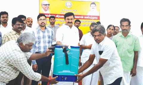 நிகழ்ச்சியில் விவசாயிக்கு  மானிய விலையில் மின்கல ெதளிப்பான்களை அமைச்சர் மு.பெ.சாமிநாதன் வழங்கிய காட்சி.&nbsp;