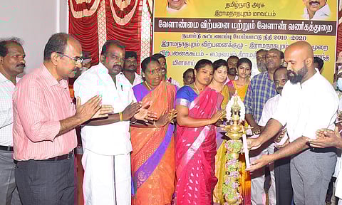 எட்டிவயல் கிராமத்தில் புதிதாக அமைக்கப்பட்ட 65 வணிக கடைகளை முதல்-அமைச்சர் மு.க.ஸ்டாலின் காெணாலி காட்சி மூலம் திறந்து வைத்தார். இதையொட்டி கலெக்டர் ஜானிடாம் வர்கீஸ் குத்துவிளக்கேற்றினார்.