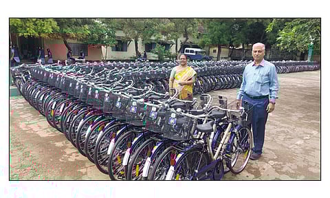 தருமபுரி அரசு அவ்வையார் மகளிர் மேல்நிலைப்பள்ளியில் மாணவிகளுக்கு தயார் நிலையில் இலவச சைக்கிள்கள்.