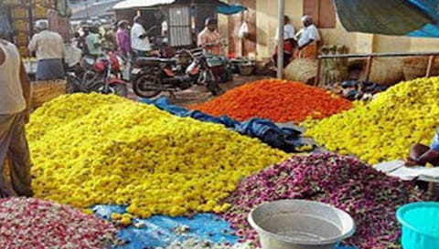 பரமத்தி வேலூர்  பகுதிகளில் பூக்களின் விலை கிடுகிடு உயர்வு