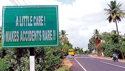 கல்லணை சாலையில் ஆங்கிலத்தில் உள்ள‌ போர்டு.