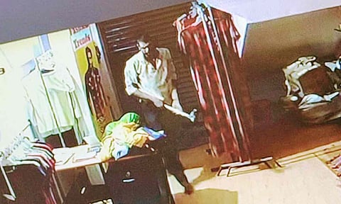 கண்காணிப்பு கேமராவில் மர்ம நபரின் உருவம் பதிவாகியுள்ள காட்சி.