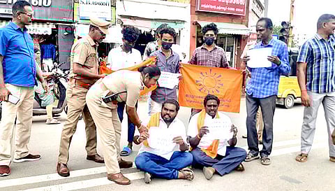 சாலை மறியலில் ஈடுபட்ட இந்து மக்கள் கட்சியினர்.