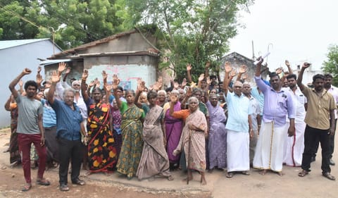 ரெயில்வே நிர்வாகத்தை கண்டித்து பொதுமக்கள் போராட்டம்