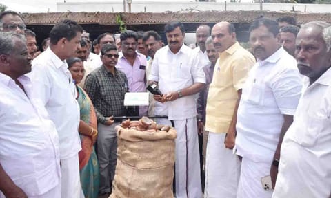 கொப்பரை கொள்முதல் மையத்தை அமைச்சர் மு.பெ.சாமிநாதன் தொடங்கி வைத்த காட்சி.