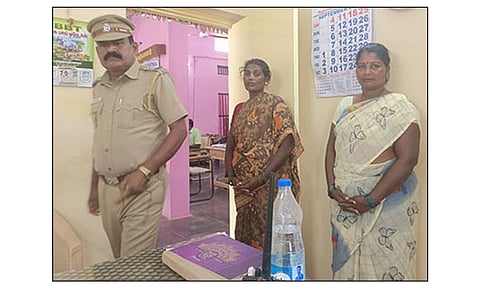 கைதான மங்கை, செல்வி ஆகிய இருவரையும் படத்தில் காணலாம்.