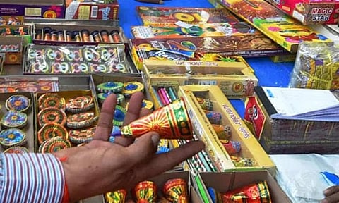 தற்காலிக பட்டாசு விற்பனை  நிலையம் அமைக்க இணையதளம் மூலம் விண்ணப்பிக்கலாம்