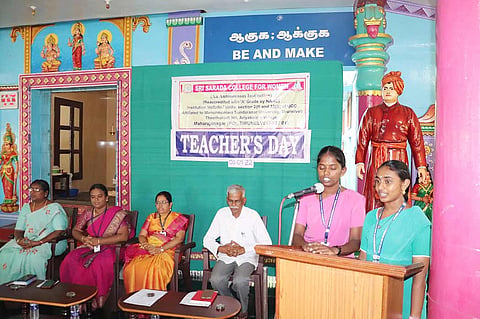 விழாவில் பேசிய மாணவிகளை படத்தில் காணலாம்.