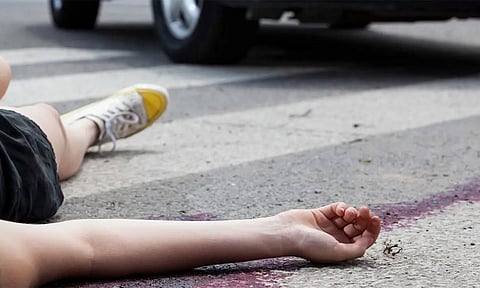 மோட்டார் சைக்கிள் மீது லாரி மோதிய விபத்தில் பெண் பலி