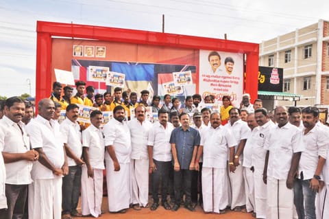 புதிய திட்டங்கள் குறித்த மேடை முன்பு தி.மு.க. நிர்வாகிகள்.