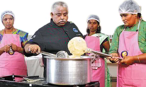 சிற்றுண்டி தயாரிப்பது குறித்து சமையல்கலை நிபுணர் தாமு பயிற்சி அளித்தபோது எடுத்த படம்.