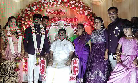 தந்தையின் மெழுகு சிலை அருகில் நின்று திருமணம் செய்த ஆரோக்கிய இயேசுராஜா உறவினர்களுடன் எடுத்துக்கொண்ட படம்.