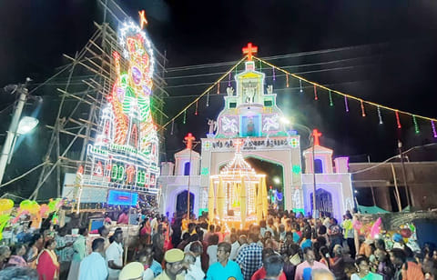 அன்னை தேர் பவனி நடந்தது