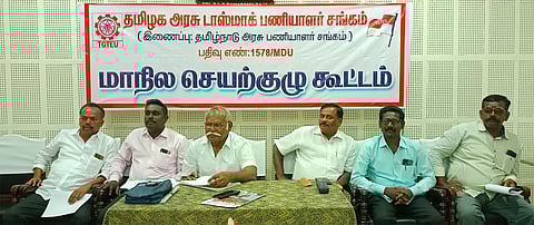 டாஸ்மாக் பணியாளர் சங்க மாநில செயற்குழு கூட்டம் மாநிலத்தலைவர் பால்சாமி தலைமையில் நடந்தது.&nbsp;