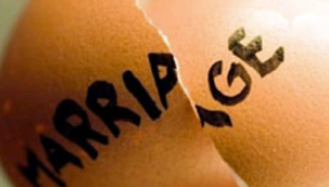 திருமண நேரத்தில் மணமகனிடம் இருந்த தாலியை தட்டிவிட்டு மணப்பெண்ணுக்கு கட்ட முயன்ற காதலன்