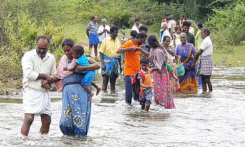 கிருஷ்ணகிரி அருகே ஆபத்தான முறையில் காட்டாற்று வெள்ளத்தை கடந்து வரும் கிராம மக்கள்