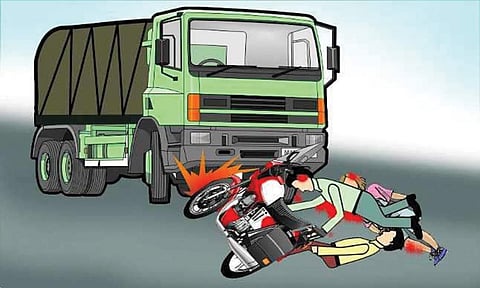 காவேரிப்பாக்கம் அருகே லாரியில் பைக் மோதி விபத்து
