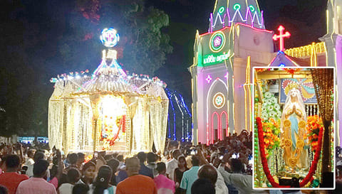 பூண்டி மாதா பேராலயத்தில் மாதாவின் பிறப்பு பெருவிழா தேர் பவனி நடந்தது.