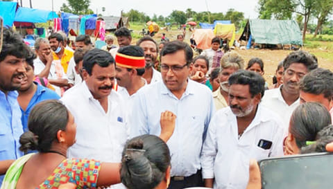 ஆய்வின்போது பெண்களிடம் கலெக்டர் கார்மேகம் குறைகள் கேட்ட காட்சி.