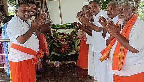 விழாவில் கலந்து கொண்ட பக்தர்கள்.