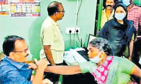 பெண் ஒருவர் பதான் கானின் சட்டையை பிடித்து தாக்கிய காட்சி.