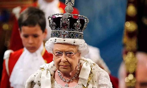 கோகினூர் வைரம் பதித்த கிரீடத்துடன் ராணி எலிசபெத்