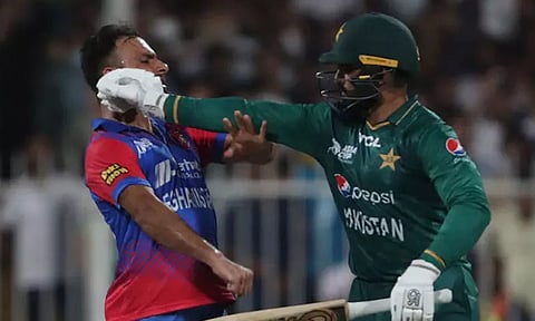 வாக்குவாதத்தில் ஈடுபட்ட வீரர்கள்