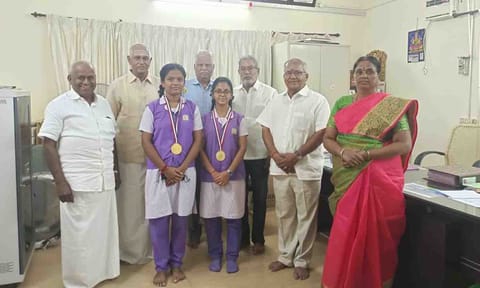 மாணவிகள் சத்யா, நிஷாந்தி ஆகியோரை பள்ளி தலைவர் பெஸ்ட் எஸ்.ராமசாமி தலைமையில், துணை தலைவர்கள், செயலாளர், பொருளாளர், இணை செயலாளர் மற்றும் பள்ளி முதல்வர் பாராட்டி, வாழ்த்திய காட்சி. தெரிவித்தனர்.