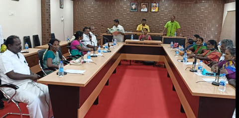 கந்தர்வகோட்டையில் போக்குவரத்திற்கு இடையூராக சாலைகளில் சுற்றி திரியும்  கால்நடைகளை அகற்ற வேண்டும் - ஒன்றிய குழுகூட்டத்தில் வலியுறுத்தல்