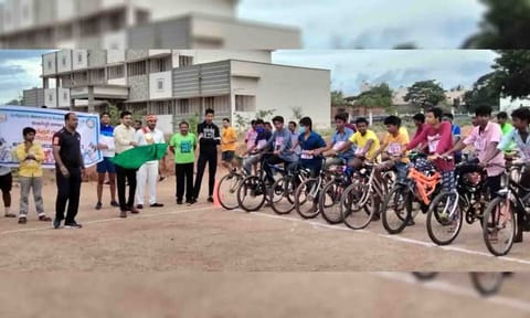 சைக்கிள் போட்டியை கலெக்டர் வினீத் தொடங்கி வைத்த காட்சி.&nbsp;