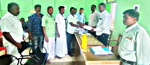 ஆர்.எஸ்.மங்கலம் யூனியனில் ஊராட்சி செயலாளர்கள் 3 நாள் போராட்ட விடுப்பு கடிதத்தை வட்டார வளர்ச்சி அலுவலரிடம் அளித்தனர்.