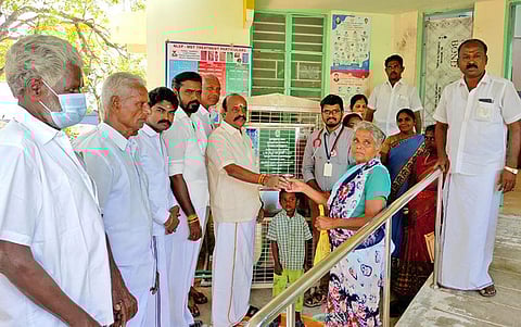 கடம்பூர் ராஜூ எம்.எல்.ஏ. சுத்திகரிக்கப்பட்ட குடிநீர் எந்திரத்தை திறந்து வைத்த காட்சி.