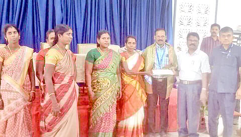 தலைமையாசிரியர் ‌கலைச்செல்வனை பாராட்டினர்.