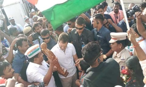 ராகுல்காந்திக்கு 2½ அடி உயரம் கொண்ட தேக்கு மரத்தினாலான ராஜீவ் காந்தி சிலை