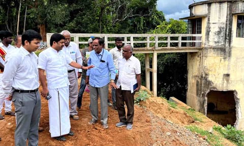 &nbsp;மேயர் தினேஷ்குமார்  பார்வையிட்டு ஆய்வு செய்த காட்சி.