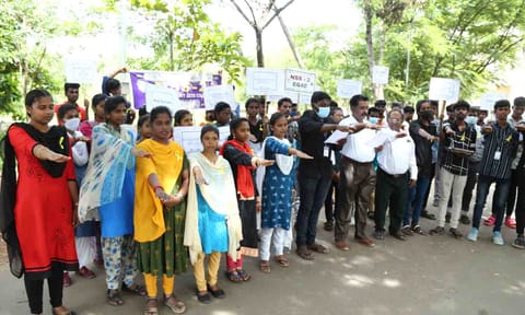 தற்கொலை தடுப்பு  விழிப்புணர்வு உறுதிமொழியை மாணவர்கள் எடுத்துக்கொண்ட காட்சி.