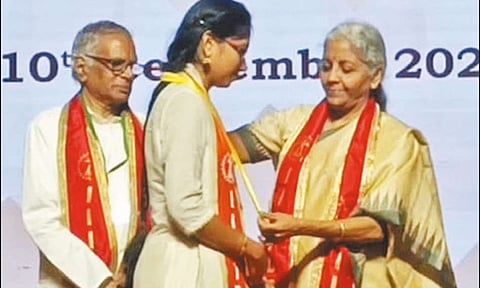 பட்டமளிப்பு விழாவில் மாணவி ஒருவருக்கு நிர்மலா சீதாராமன் பட்டத்தை வழங்கி பதக்கம் அணிவித்தபோது எடுத்த படம்.