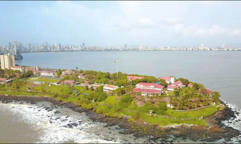 அரபிக்கடலில் கடற்கரையோரம் அமைந்துள்ள கவர்னர் மாளிகையை படத்தில் காணலாம்