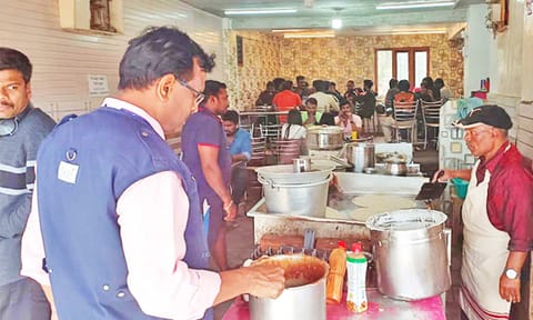 கொடைக்கானலில் உள்ள ஒரு ஓட்டலில் உணவு பாதுகாப்புத்துறை அதிகாரிகள் சோதனை நடத்தினர்.