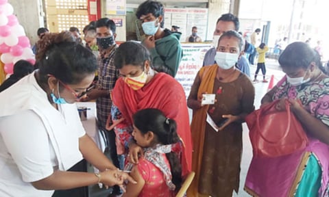 தமிழகம் முழுவதும் 50 ஆயிரம் இடங்களில் கொரோனா தடுப்பூசி முகாம்