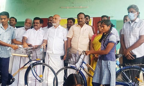 மாணவ-மாணவிகளுக்கு இலவச சைக்கிள்கள் வழங்கப்பட்டது.