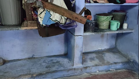 வீடுகளில் சிலாப் உடைந்துள்ள காட்சி