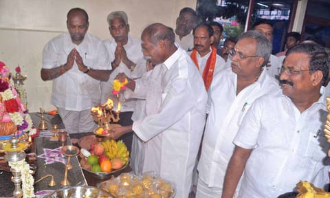 செல்வகணபதி எம்.பி. அலுவலகத்தை முதல்-அமைச்சர் ரங்கசாமி குத்து விளக்கு ஏற்றி   திறந்து வைத்த காட்சி.