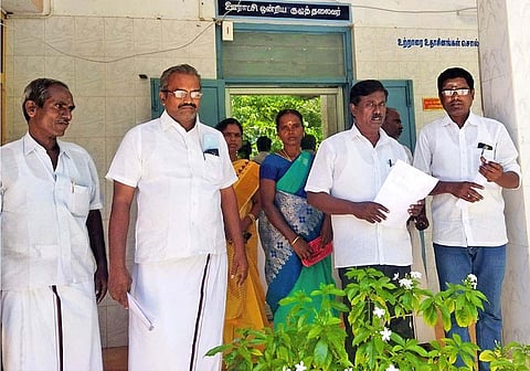 குருவிகுளம் ஒன்றிய குழு கூட்டத்தில் வெளிநடப்பு செய்த கவுன்சிலர்களை படத்தில் காணலாம்.